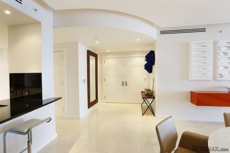 3 bedroom Flat For Sale: 17121 Collins..