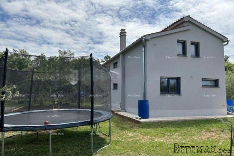 SAMOSTOJEĆA KUĆA S POMOĆNIM OBJEKTOM I PROSTRANOM OKUĆNICOM..