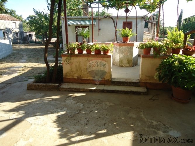 KRNICA, MALO SEOSKO IMANJE NA PARCELI OD 1600m2 - 3
