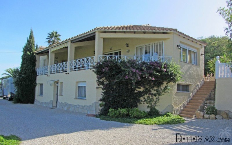 Large 5 bedroom finca set in a large flat plot close to the.. - 2