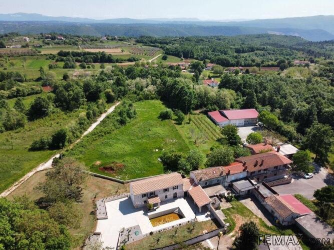 BARBAN - Građevinsko zemljište s projektom (polovica d..