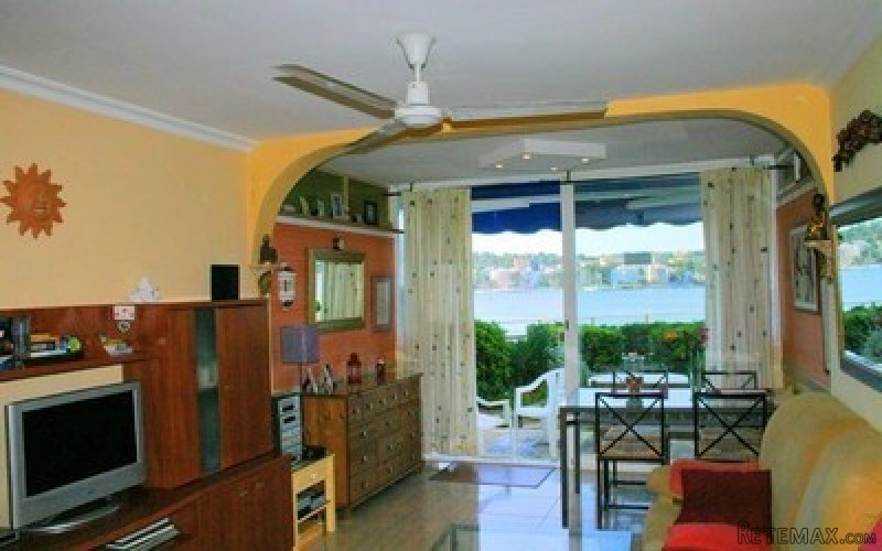 Beautiful apartment overlooking the bay..