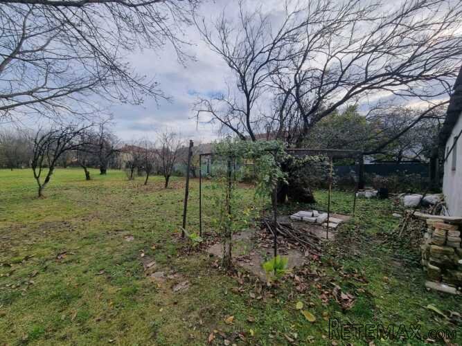 Kuca i pomocni objekti 220m2,plac 11ari - 14