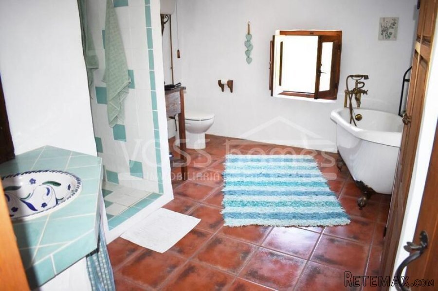 A lovingly and quality renovated edge of village house of.. - 15