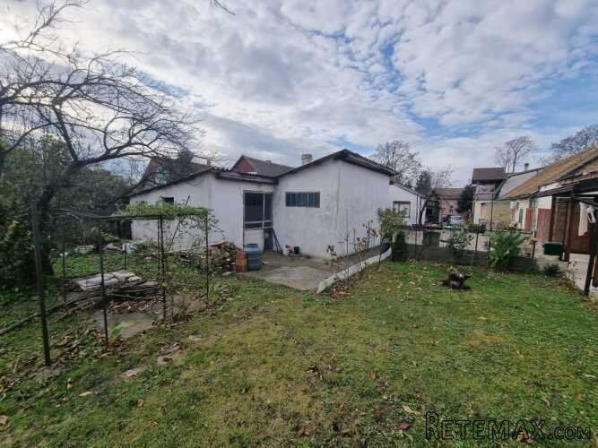Kuca i pomocni objekti 220m2,plac 11ari - 15