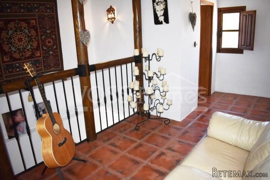 A lovingly and quality renovated edge of village house of.. - 16