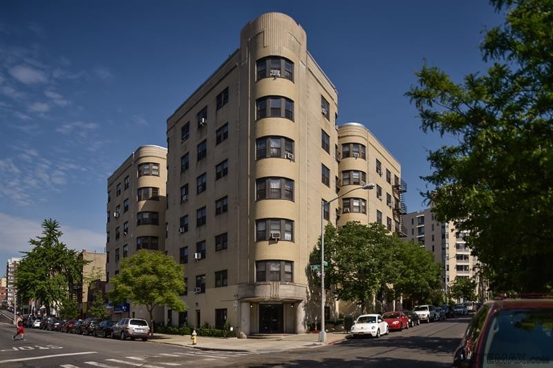 2 bedroom Commercial Property For Sale:..