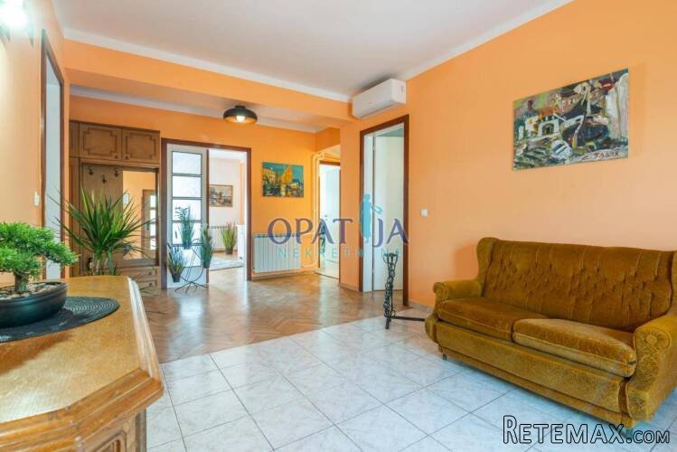 Opatija, stan u staroj vili s garažom i parkirnim mjestom