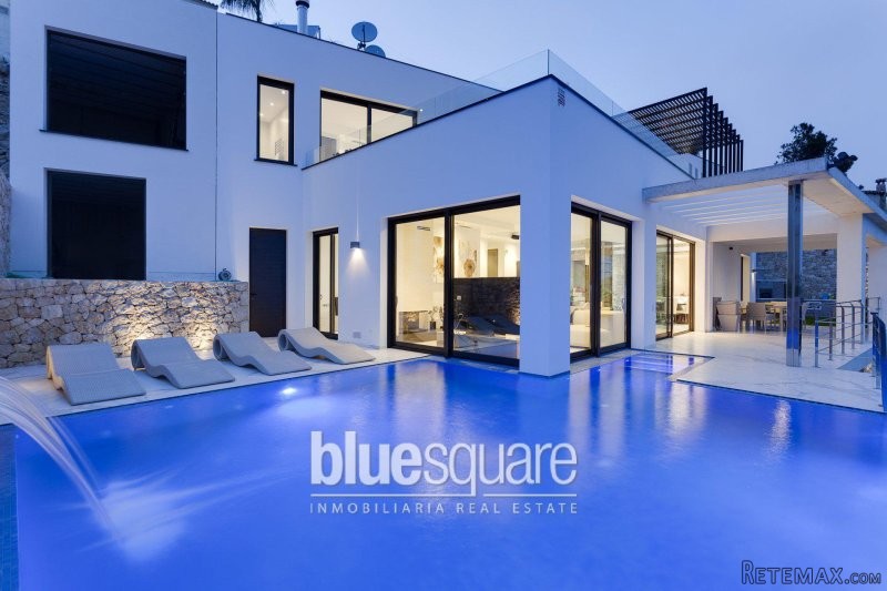 Stunning modern luxury villa with sea..