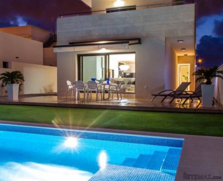 3 Bedroom 2 Bathroom Villa In..