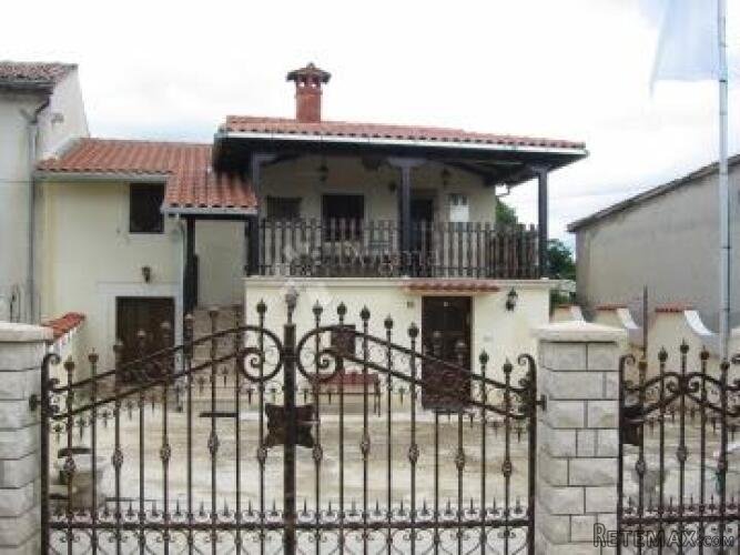 Šarmantna kuća ne velikoj okućnici - 2