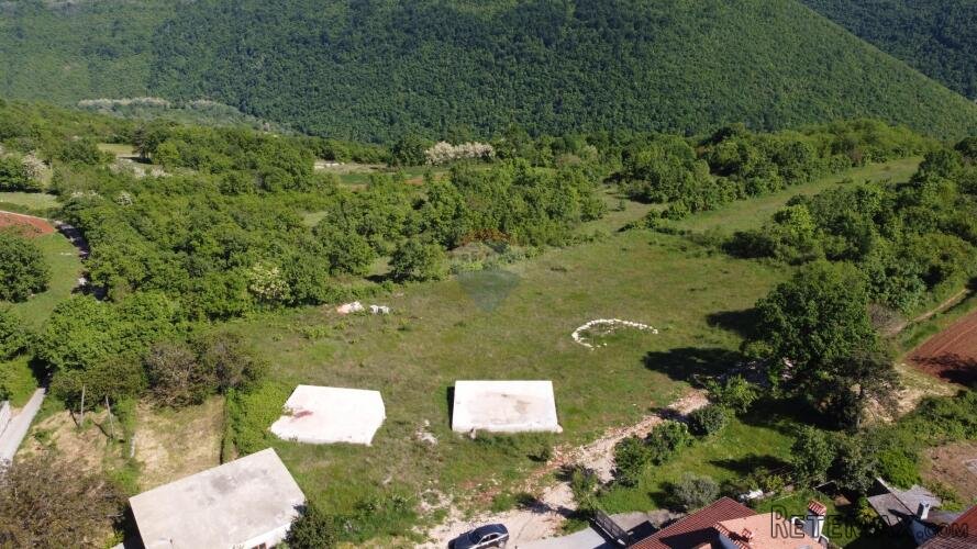 ISTRA, PIĆAN - Gr. zemljište 2000m2 + Polj. 4000m2, započeta - 2