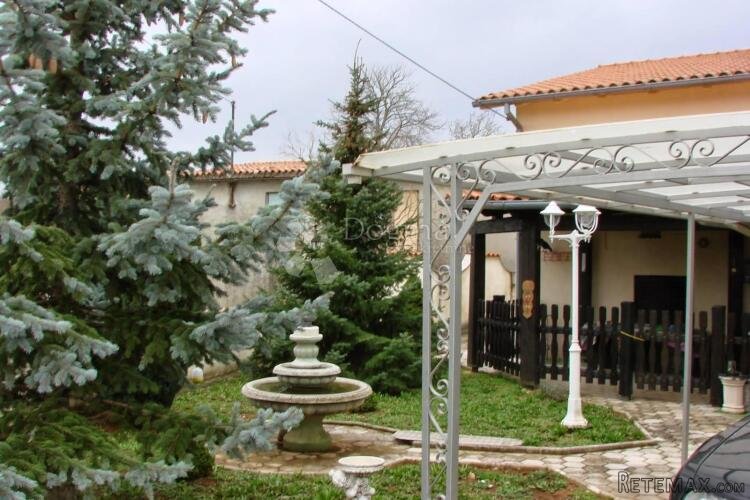 Šarmantna kuća ne velikoj okućnici - 3