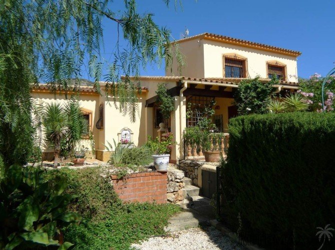 Luxury villa three bedroom three bathroom villa sits which.. - 3