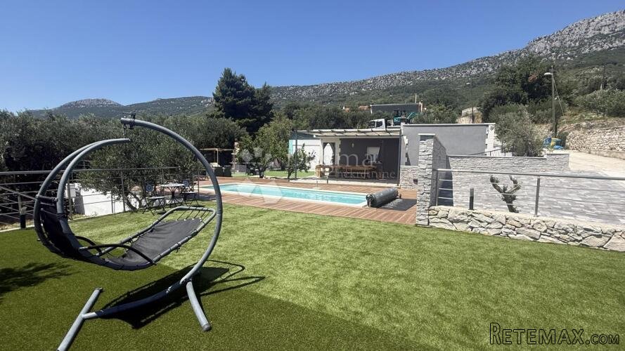 KAŠTELA - Vila s bazenom i panoramskim pogledom na more