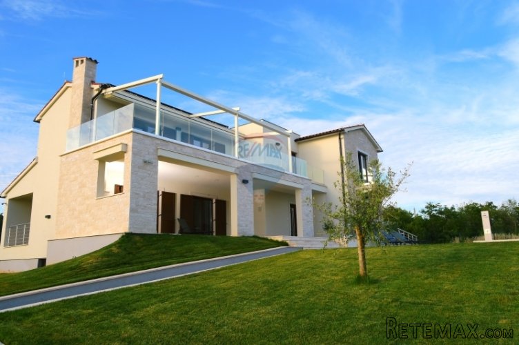 LUKSUZNO OPREMLJENA VILLA