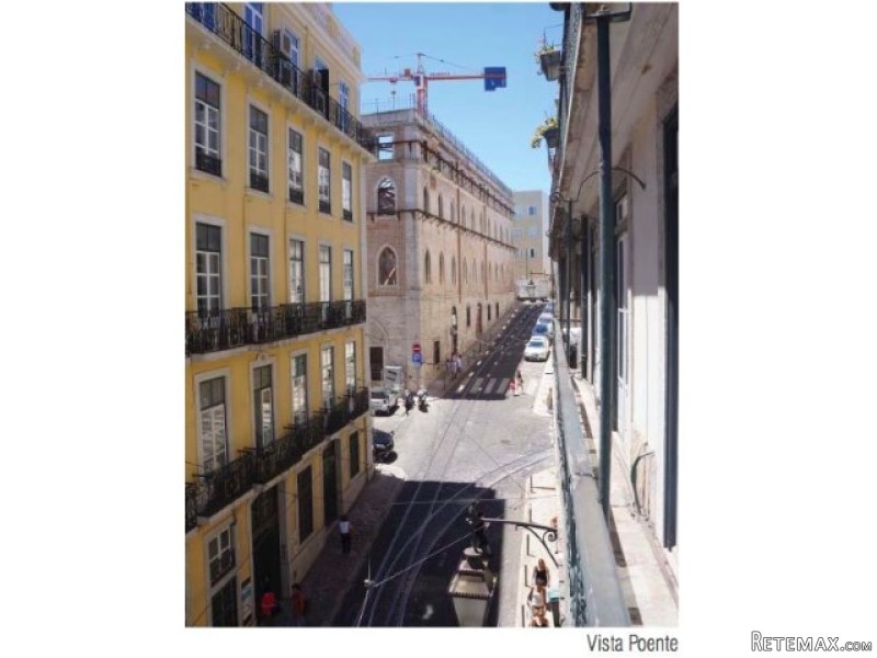 Lisbon T3 Apartment for Sale, Santa..