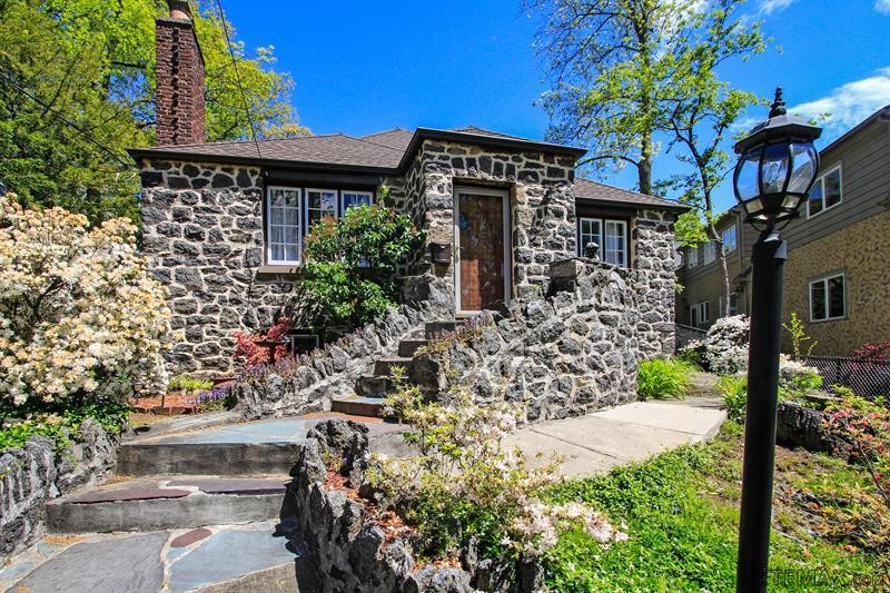 3 bedroom House For Sale: 8 Barnum Road..