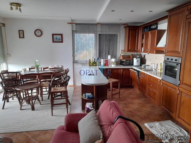 Opatija-Ičići stan prizemlje 3S+DB, 101 m2 + garaža 27 m2