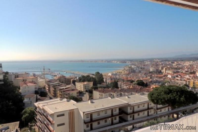 ROSES: Beautiful apartment with large..