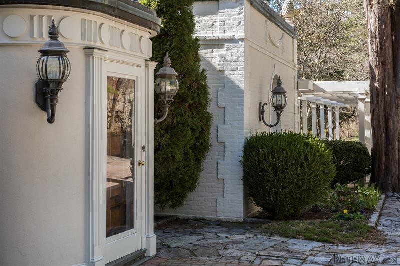 4 bedroom House For Sale: 300.. - 2