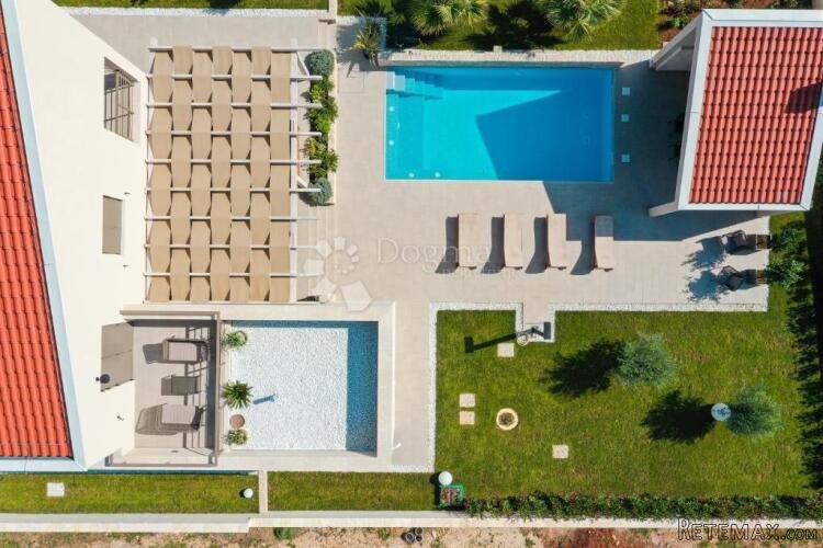 Luksuzna vila s dodatnom kućicom, bazenom i teniskim terenom - 2