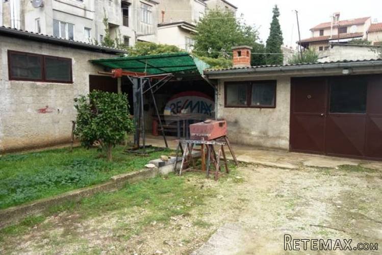 SAMOSTOJEĆA KUĆA S LIJEPIM DVORIŠTEM U CENTRU PULE - 3