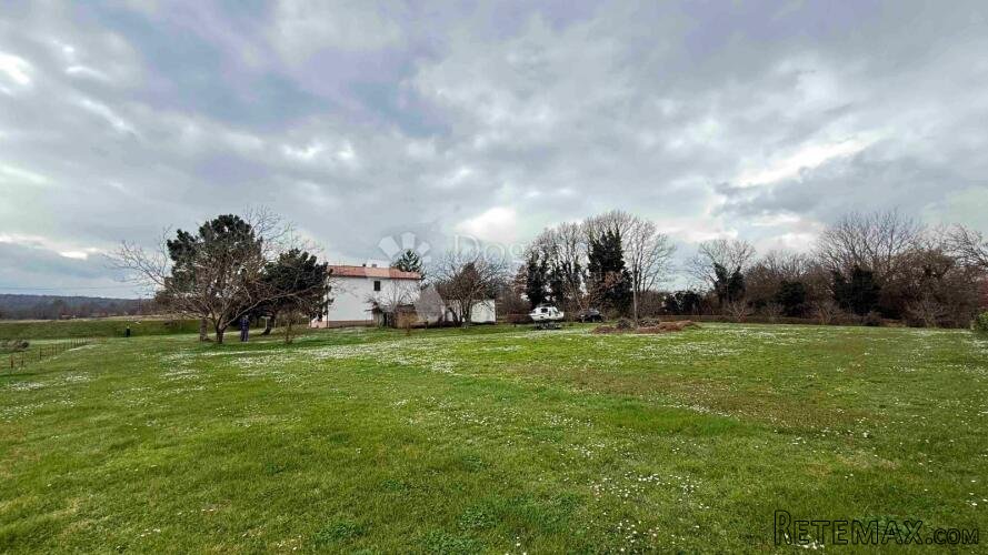 Kuća s dva stana i građevinskom okućnicom 4740m2 u okolici L
