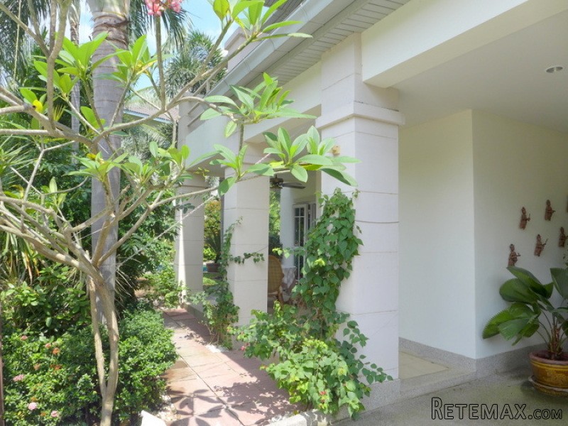 Modern 3 bedroom pool home in secure..
