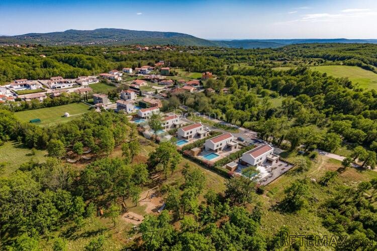 VILLA SA BAZENOM I PROSTRANOM OKUĆNICOM!