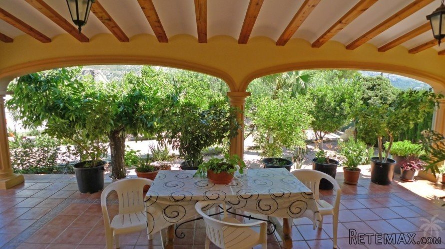 Set on a large flat plot there are 2 villas, the first at.. - 3