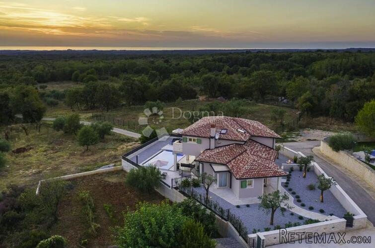 Luksuzna vila s pogledom na more, bazenom i 4 spavaće sobe