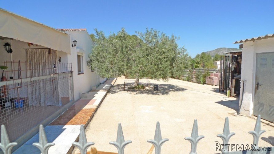 Set on a large flat plot there are 2 villas, the first at.. - 4