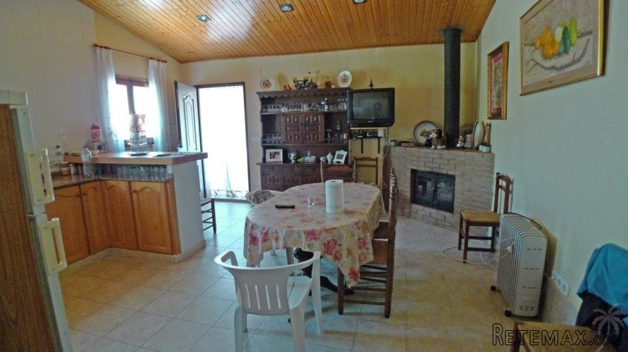Set on a large flat plot there are 2 villas, the first at.. - 7
