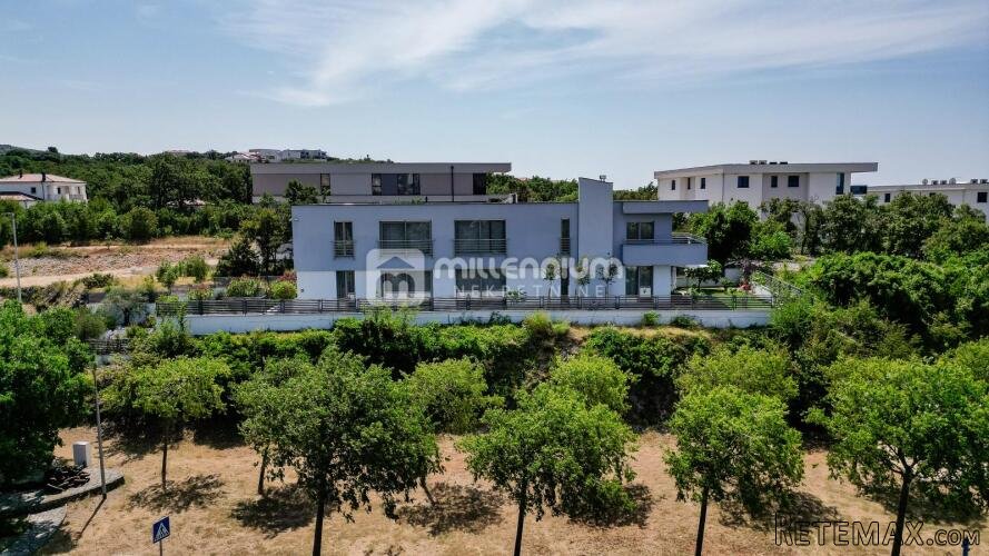 Kostrena, samostojeća kuća s 2 stana, liftom i garažom - 2
