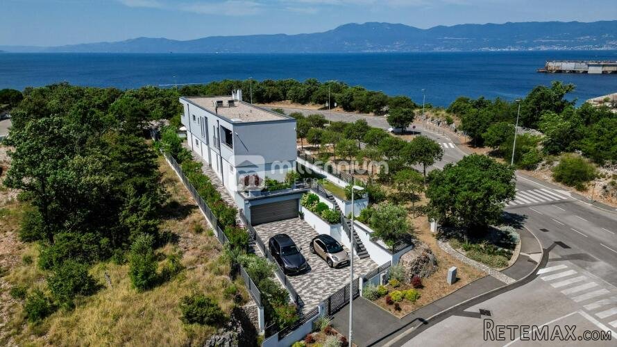 Kostrena, samostojeća kuća s 2 stana, liftom i garažom - 3