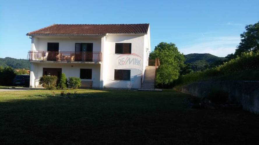 Pazin okolica, kuća okružena zelenilom