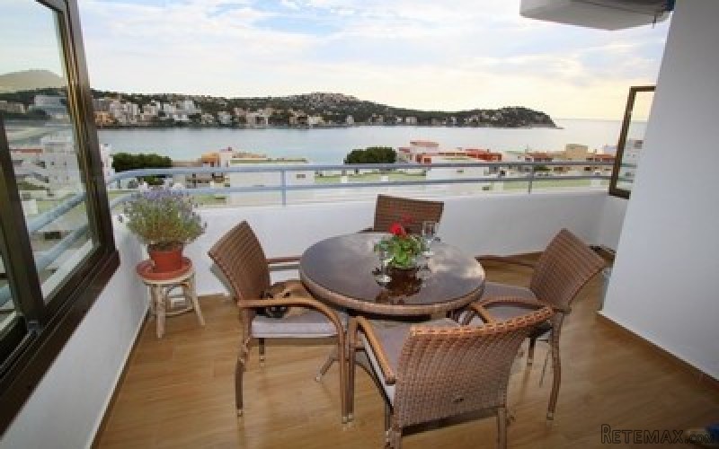 A secondline, sea view apartment for..