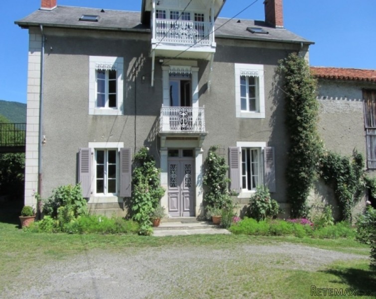 Foothills of the Pyrenees, maison de..