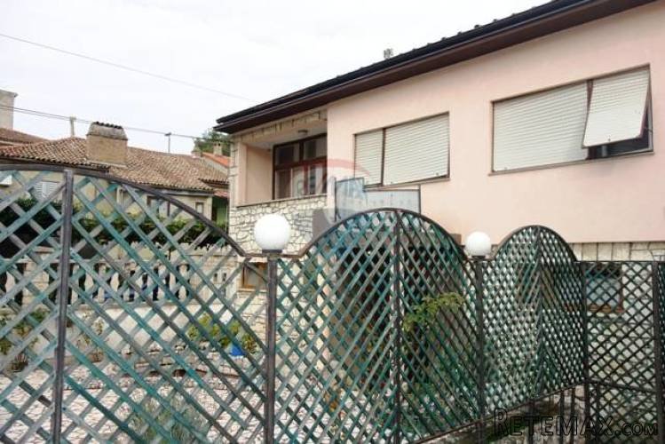 SAMOSTOJEĆA KUĆA S LIJEPIM DVORIŠTEM U CENTRU PULE - 2