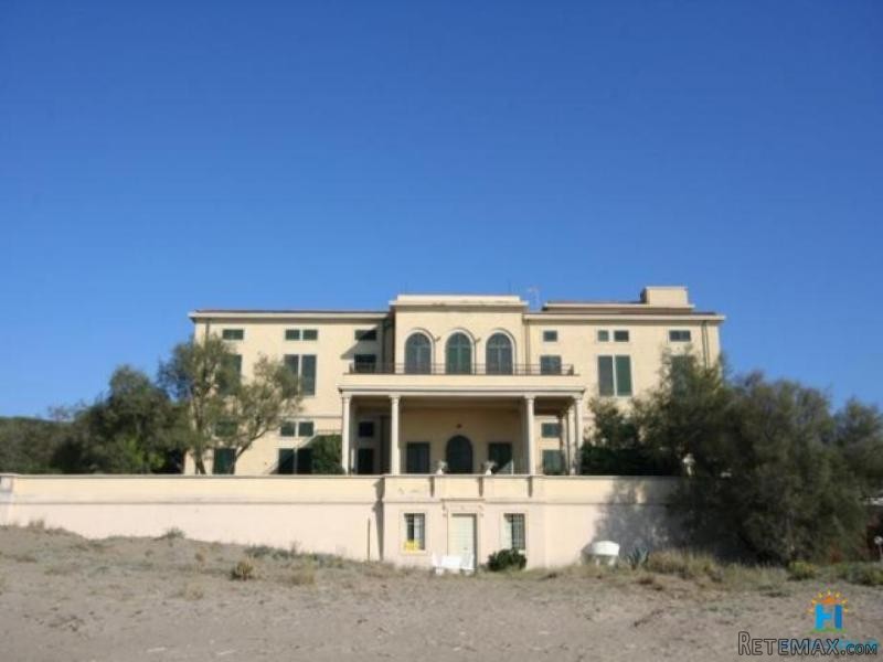 Apartment in splendid villa on sea front