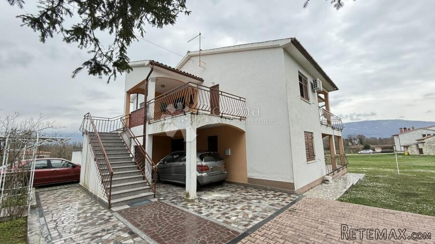 Kuća s dva stana i građevinskom okućnicom 2.500 m2 u okolici