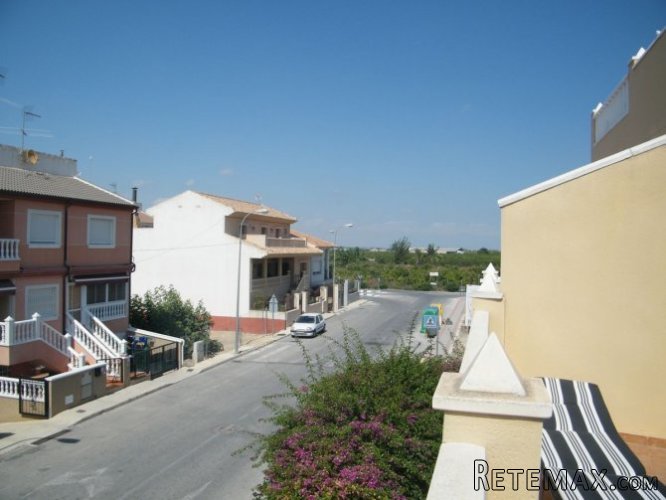 This is a very well maintained 2 bedroom, 1 bathroom 1st..