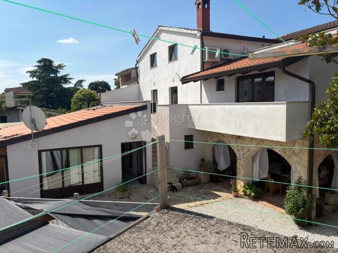Funtana!Prilika!Uhodana apartmanska kuća na parceli sa velik