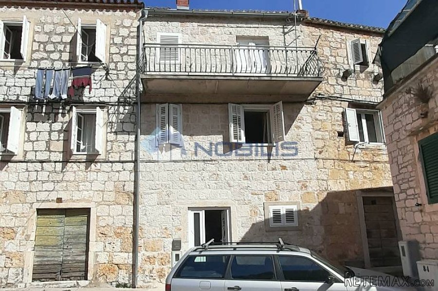 Vis, kamena kuća 90 m2 u centru s dvorištem 30 m2