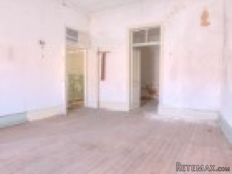 Spacious Townhouse in need of.. - 2