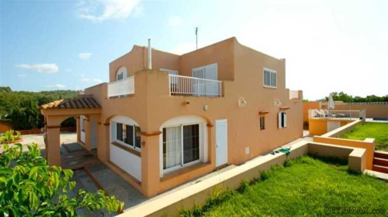 House with pool in the center of the.. - 2