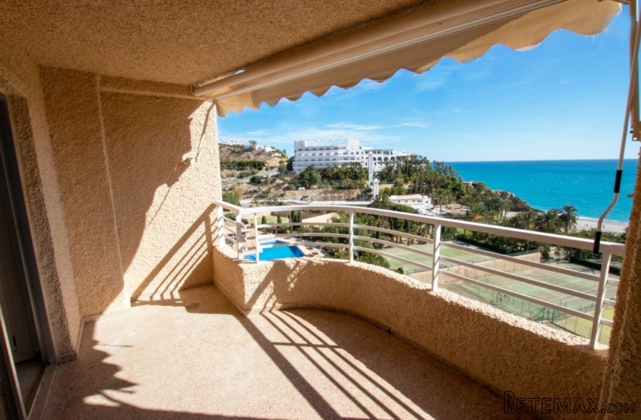Apartamento con vistas directas al mar, situado en primera..