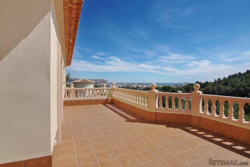 Detached villa with beautiful sea views - 2