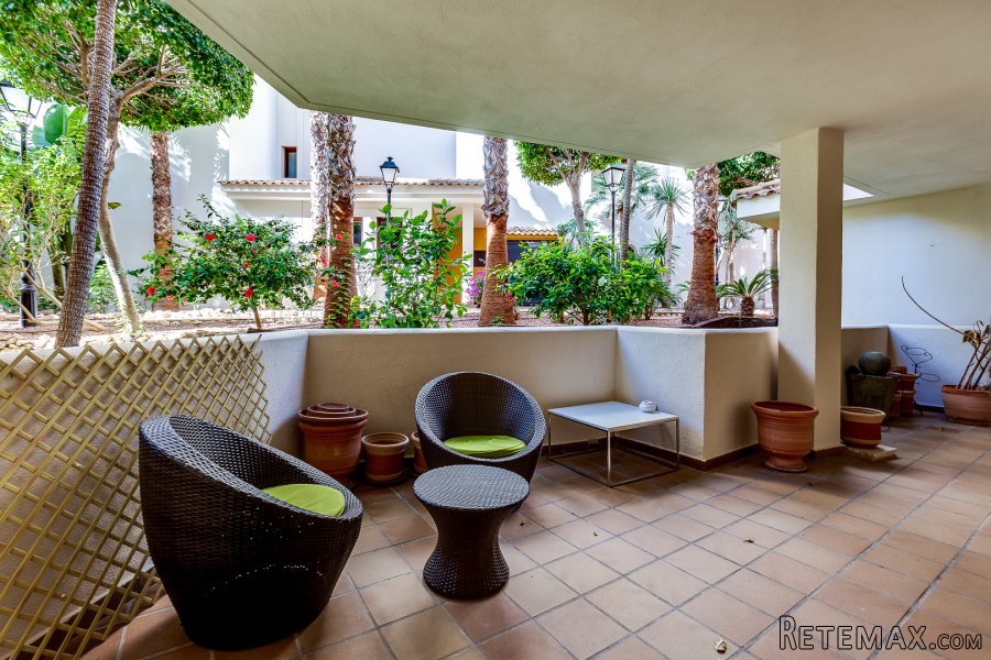 Ground floor apartment inthe prestigious residential Punta..